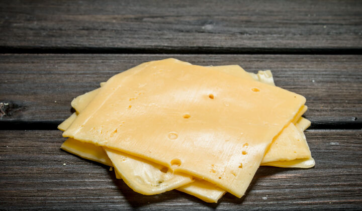 产品木桌上放着薄薄的奶酪片堆栈切达切片