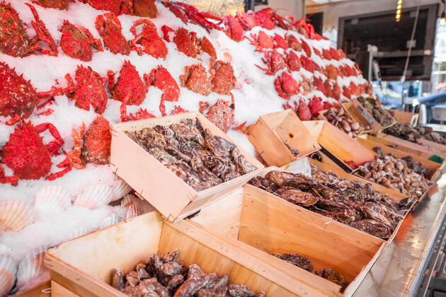 法国户外鱼市与螃蟹和虾冰上 巴黎 法国海鲜工业膳食