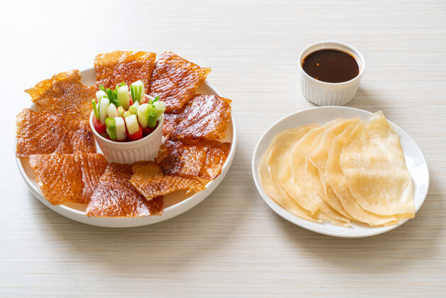传统北京鸭子中国菜美食风格蒸笼盘子酥脆