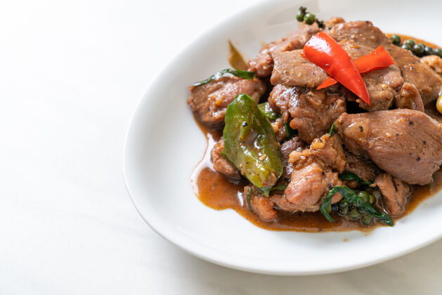 泰国红椒炒鸭亚洲人美食风格晚餐红色鸭子