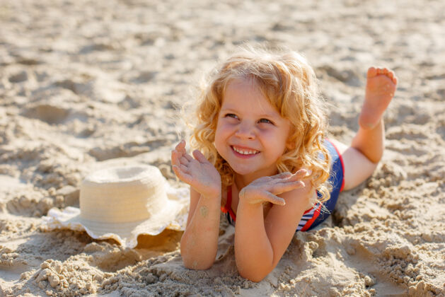 热带夏天躺在沙滩上的小女孩沙滩积极夏天