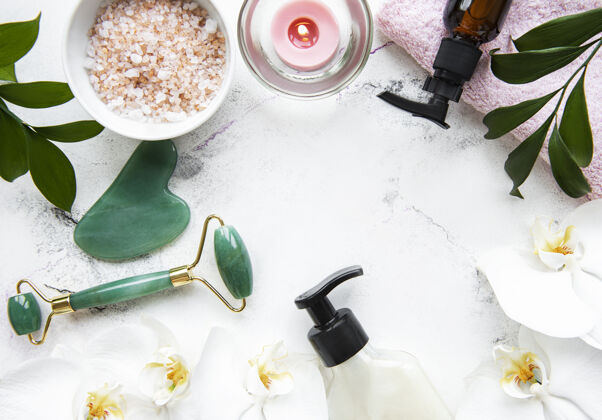 自我护理白色大理石桌上的美容美容品按摩玉石辊健康健康产品