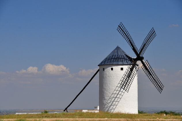 风车风车位于西班牙的卡斯蒂利亚拉曼查风户外建筑