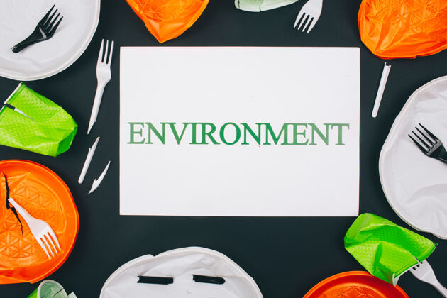 环保塑料污染与环境保护纸以word环境为中心的一次性彩色碎塑料餐盘和叉子的深色表面污染禁止环境