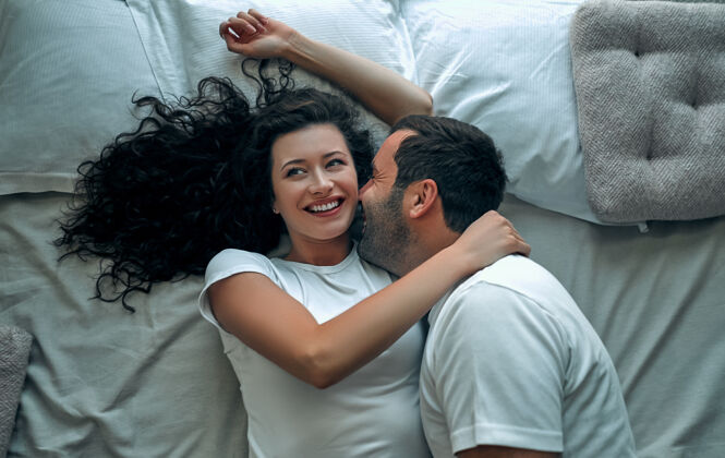 房子美丽的情侣在床上接吻男朋友女人男性