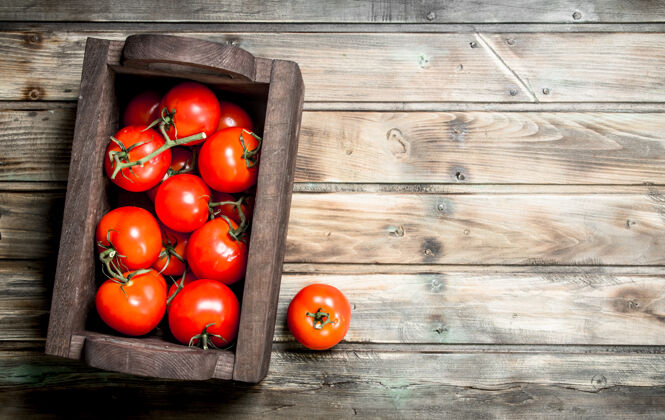 木材新鲜的西红柿放在木桌上的盒子里美味素食新鲜