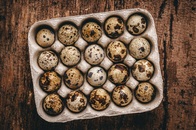 家禽生鹌鹑蛋放在木箱上碗鸟鸡蛋