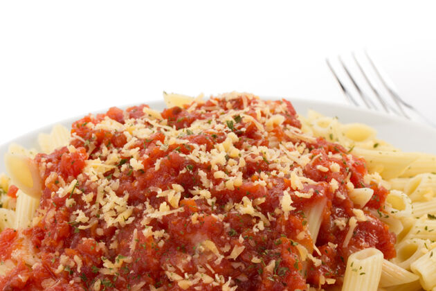 碗在盘子里的意大利面食潘恩孤立在白色一串香料番茄酱