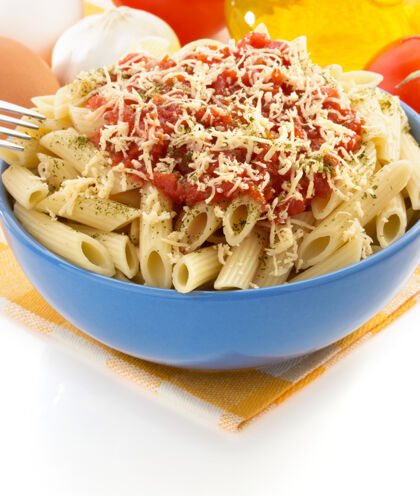 通心粉在盘子里的意大利面食潘恩孤立在白色潘尼生的番茄酱