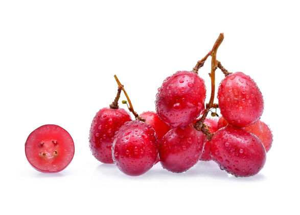 物体红葡萄和水滴孤立在白色背景上向上封闭作物
