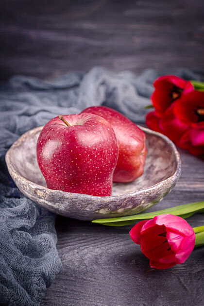 粘土红苹果和春天的郁金香陶瓷花水果