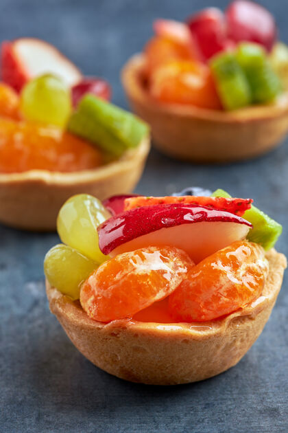 浆果一套迷你优质新鲜水果甜点放在木桌上的海绵蛋糕上餐饮法国水果