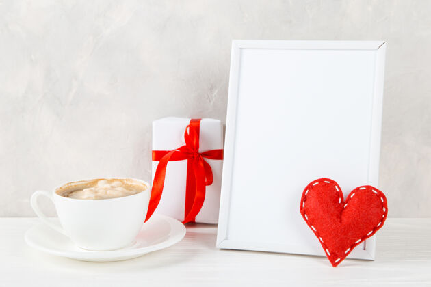 2月14日一份礼物 一颗红心 一杯清淡的咖啡 一个概念 一张情人节的明信片关怀情人节情人节