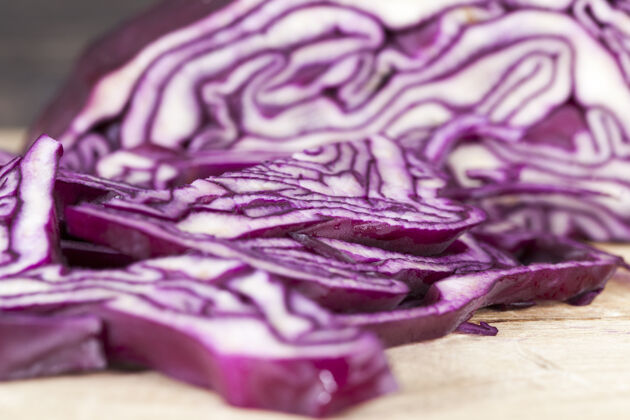 叶子在准备沙拉的过程中把新鲜的紫罗兰色卷心菜切成块准备沙拉营养