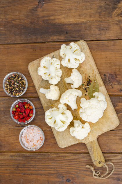 板木质背景上的卷心菜和新鲜有机花椰菜 香料工作室拍照头新鲜健康