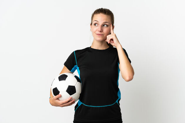 女孩年轻的足球运动员 一个被隔离在白色背景下的女人 有着怀疑和思考看问题沉思