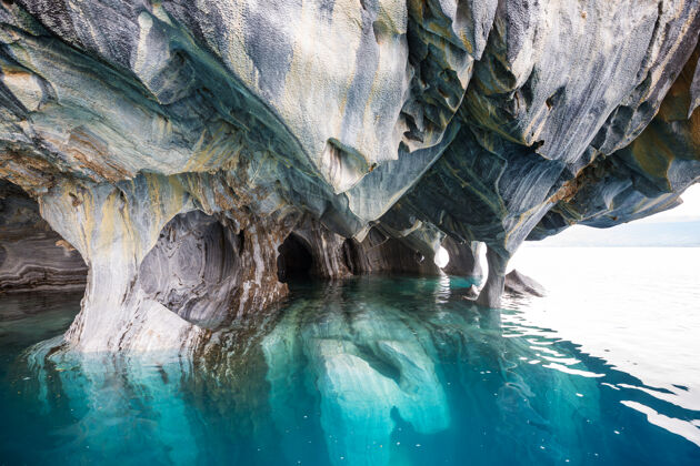 碳在智利巴塔哥尼亚卡雷拉将军湖上的不寻常的大理石洞穴船岩石雕刻