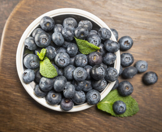 素食蓝莓放在盘子里木的熟的新鲜多汁的蓝莓营养甜味维生素