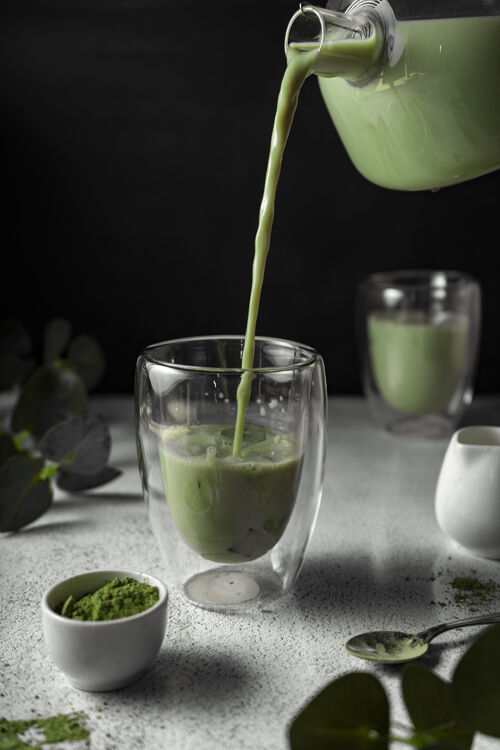 茶在一个透明的杯子里准备抹茶一种用日本绿茶制成的美味饮料粉末垂直位置草药有机传统