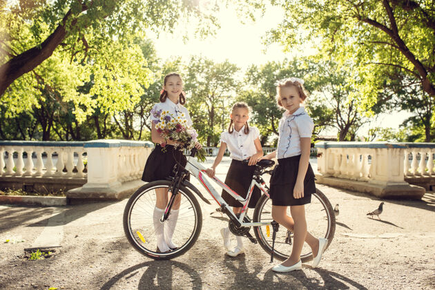 欢呼快乐时尚的小朋友们在城市里玩自行车的写真印度人朋友户外