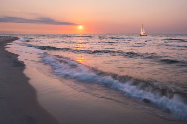 船夏天的风景 孤独的游艇在海上 日出与云 太阳在天空 海景游艇海湾浪
