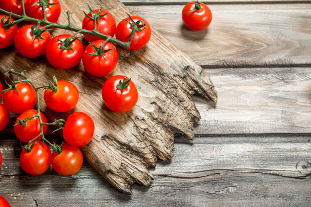 维生素成熟的西红柿放在木桌的砧板上红色自然光明