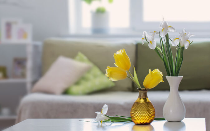 明亮白色的室内装饰有春天的花朵和装饰品春天虹膜窗户