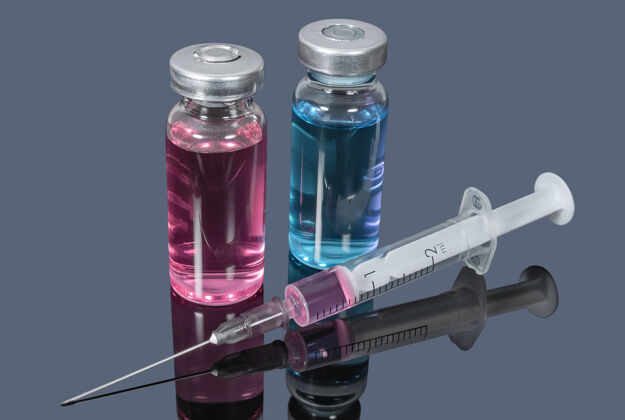 注射剂装有透明红蓝液体的小瓶和注射器制药透明药理学