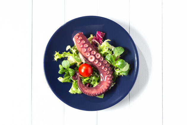 顶视图蓝锅炖章鱼触须盘子白色背景顶视图螺旋形海鲜烹饪