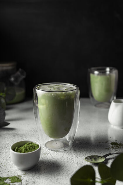 健康在一个透明的杯子里准备抹茶一种用日本绿茶制成的美味饮料粉末垂直位置粉末茶叶