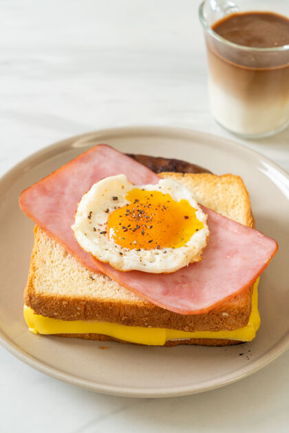 快餐自制面包烤奶酪火腿煎蛋配猪肉香肠和咖啡当早餐火腿盘子蛋