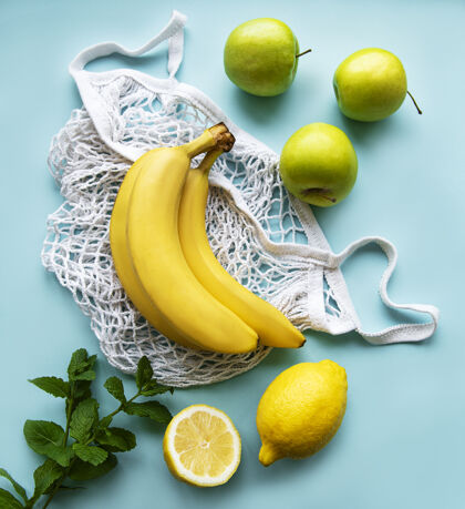 热带多汁成熟的柑橘类水果和香蕉在一个环保购物袋蔬菜饮食健康