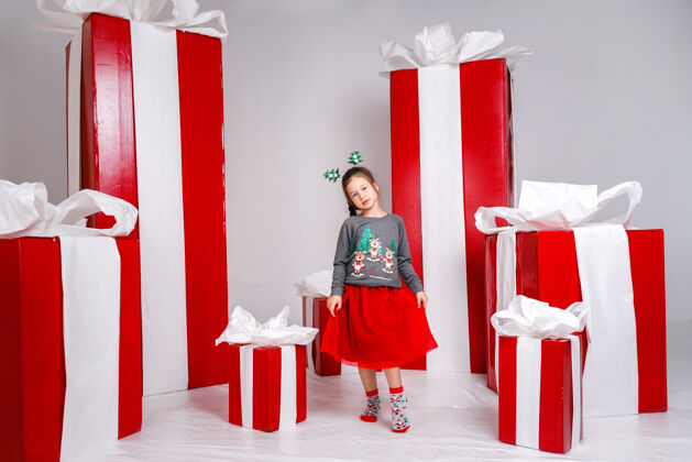 礼物搞笑的小女孩在新年里的形象 表现出不同的情感装饰年轻孩子