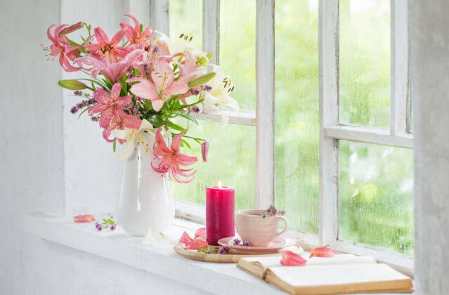房间一杯茶和夏日的鲜花放在老式窗台上滴窗户花束