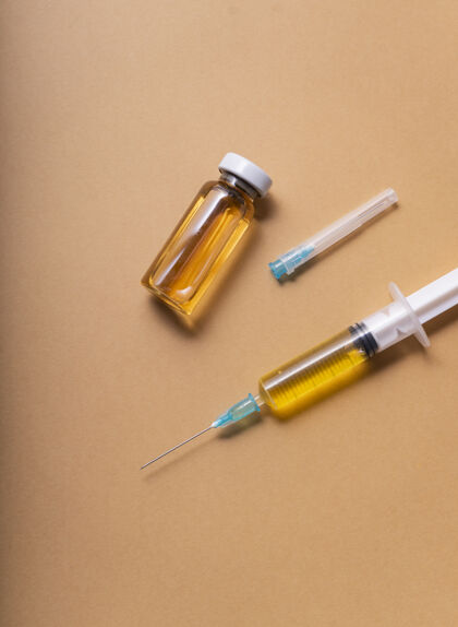 药房选择性聚焦一个带有疫苗的一次性注射器 一个来自病毒的血清科学疫苗液体