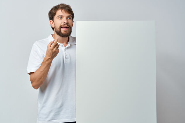 自信大胡子男人情感白色模拟广告展示工作室空白广告牌介绍