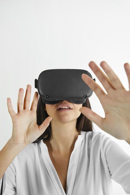 女人戴着虚拟现实耳机的女人小玩意室内设备