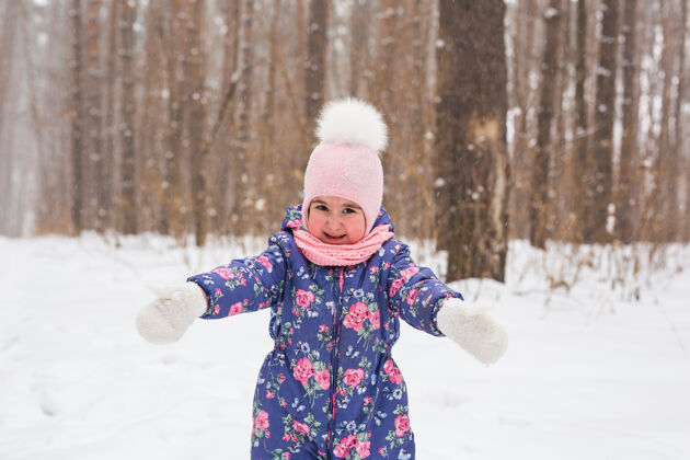 成人美丽的小女孩在冬季公园玩得开心季节欢呼一起