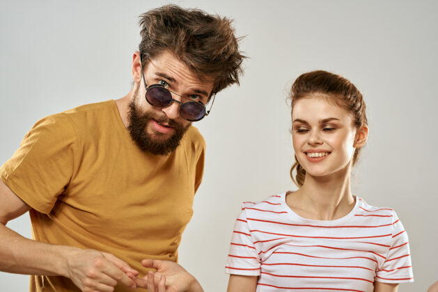 手戴着墨镜的男人在女人身边交流着有趣的友谊生活方式快乐男孩男朋友