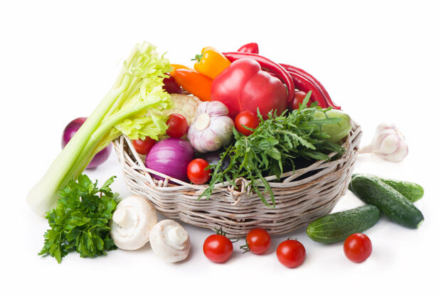 篮子成分与生蔬菜隔离在白色上有机素食者农业