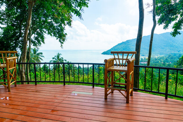 天空阳台上的空椅子可以欣赏泰国的海景海滩点露台