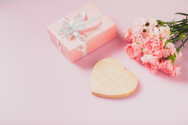 花心木空的留言盒和康乃馨花 母亲节和情人节花束天春天