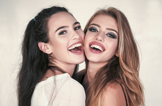 同性恋快乐的女孩朋友们脸上的笑容孤零零的白同性恋姐妹护肤
