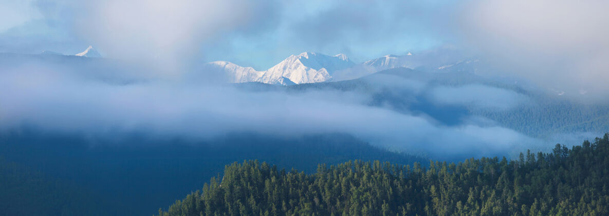 风景山上有雾和云阿尔泰梦幻山
