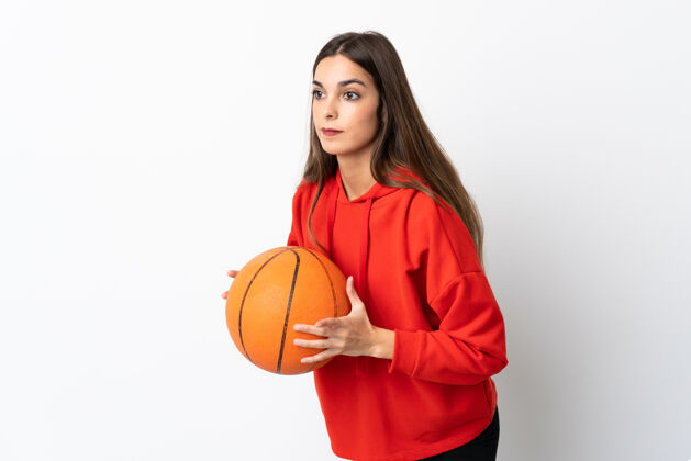 生活方式一个白人背景的年轻白人女子正在打篮球年轻运动游戏