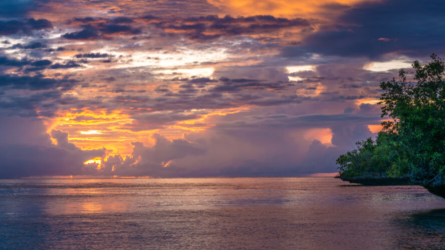 热带美丽的日落近kordiris寄宿 甘岛 西巴布亚 拉贾安帕特 印度尼西亚海洋多彩海洋