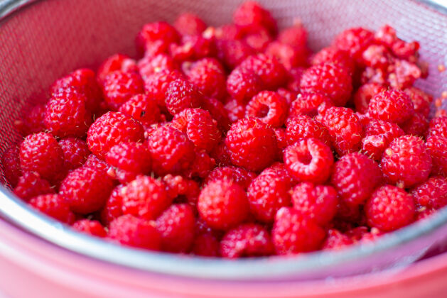 成熟桶里的红树莓味道水果新鲜