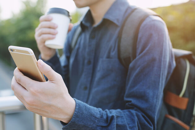 饮料商人用智能手机聊天 在城里喝外卖咖啡外卖工作非洲