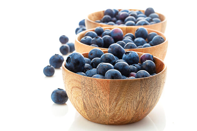 新鲜三个木碗 蓝莓色 白色背景堆特写营养