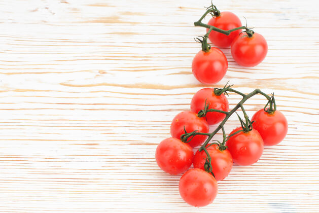 物体成熟的樱桃西红柿在一个白色的木制特写小枝上素食农业木材